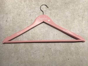Personalisierter Kleiderbügel rosa